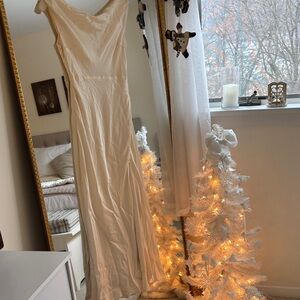 Elegant Cream Sleeveless Gown